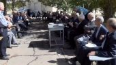 دانش آموزان قدیمی هنرستان برای مرور خاطرات شیرین در حیاط مدرسه