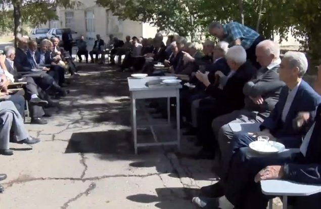 دانش آموزان قدیمی هنرستان برای مرور خاطرات شیرین در حیاط مدرسه