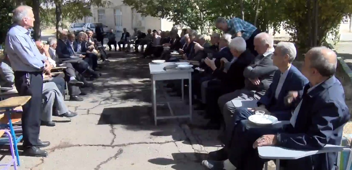 دانش آموزان قدیمی هنرستان برای مرور خاطرات شیرین در حیاط مدرسه