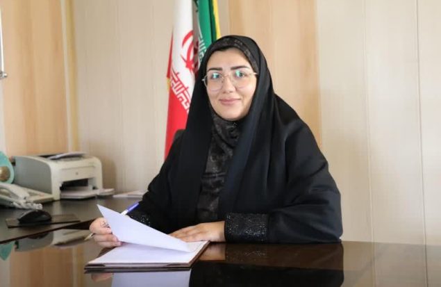 خانم دکتر الهه حق گشایی در حال توضیح طرح خدمات رایگان دندانپزشکی برای بیماران خاص مراغه