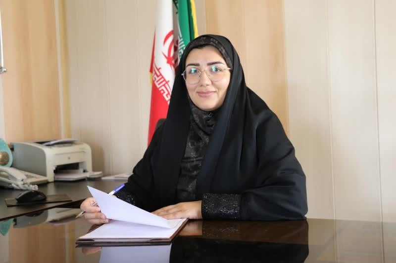 خانم دکتر الهه حق گشایی در حال توضیح طرح خدمات رایگان دندانپزشکی برای بیماران خاص مراغه