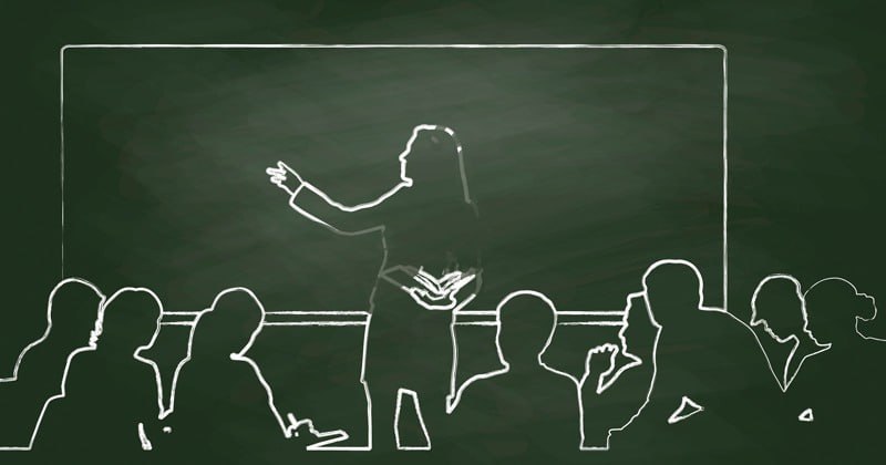 استاد در حال تدریس