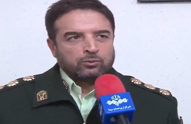 سرهنگ فارسی در حال توضیح در مورد کشف ۷ دستگاه وسیله نقلیه سرقتی در مراغه