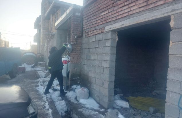 صحنه اطفای حریق ناشی از انفجار گاز