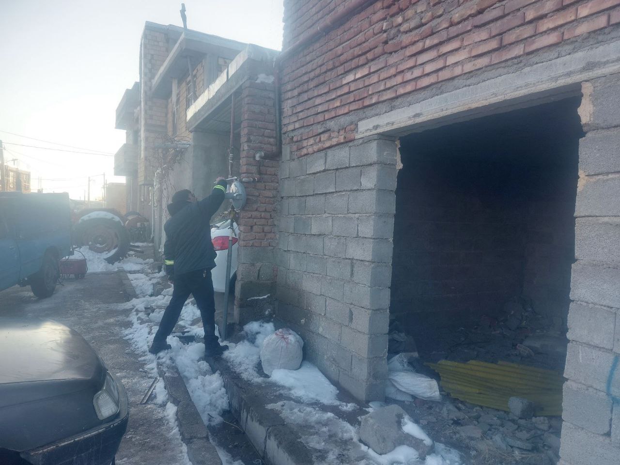 صحنه اطفای حریق ناشی از انفجار گاز